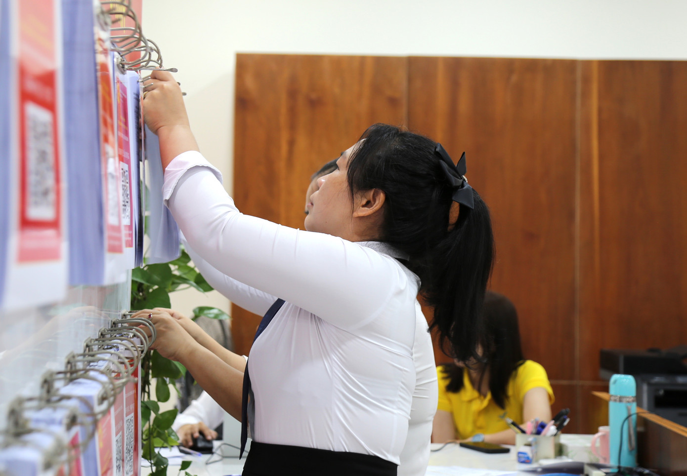 Cán bộ đến rất sớm để chuẩn bị công tác, sẵn sàng phục vụ người dân. Cán bộ đến rất sớm để chuẩn bị công tác, sẵn sàng phục vụ người dân.