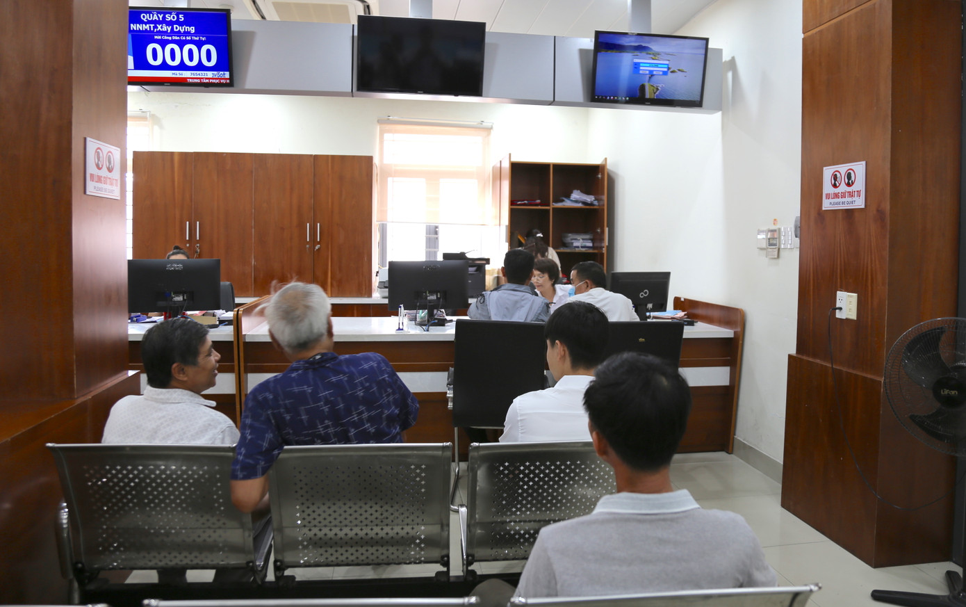 Người dân hài lòng khi được hướng dẫn tận tình, làm thủ tục nhanh chóng. Người dân hài lòng khi được hướng dẫn tận tình, làm thủ tục nhanh chóng.