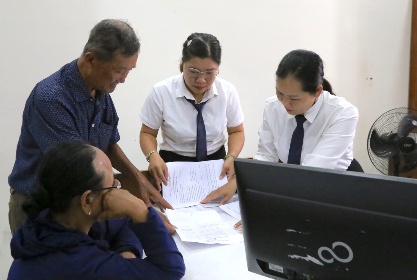 Người dân hài lòng khi được hướng dẫn tận tình, làm thủ tục nhanh chóng. Người dân hài lòng khi được hướng dẫn tận tình, làm thủ tục nhanh chóng.