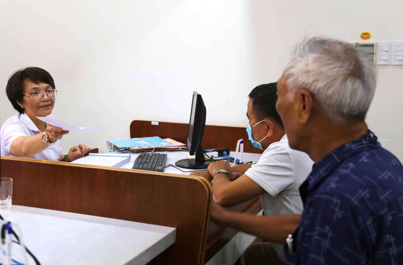 Người dân hài lòng khi được hướng dẫn tận tình, làm thủ tục nhanh chóng. Người dân hài lòng khi được hướng dẫn tận tình, làm thủ tục nhanh chóng.