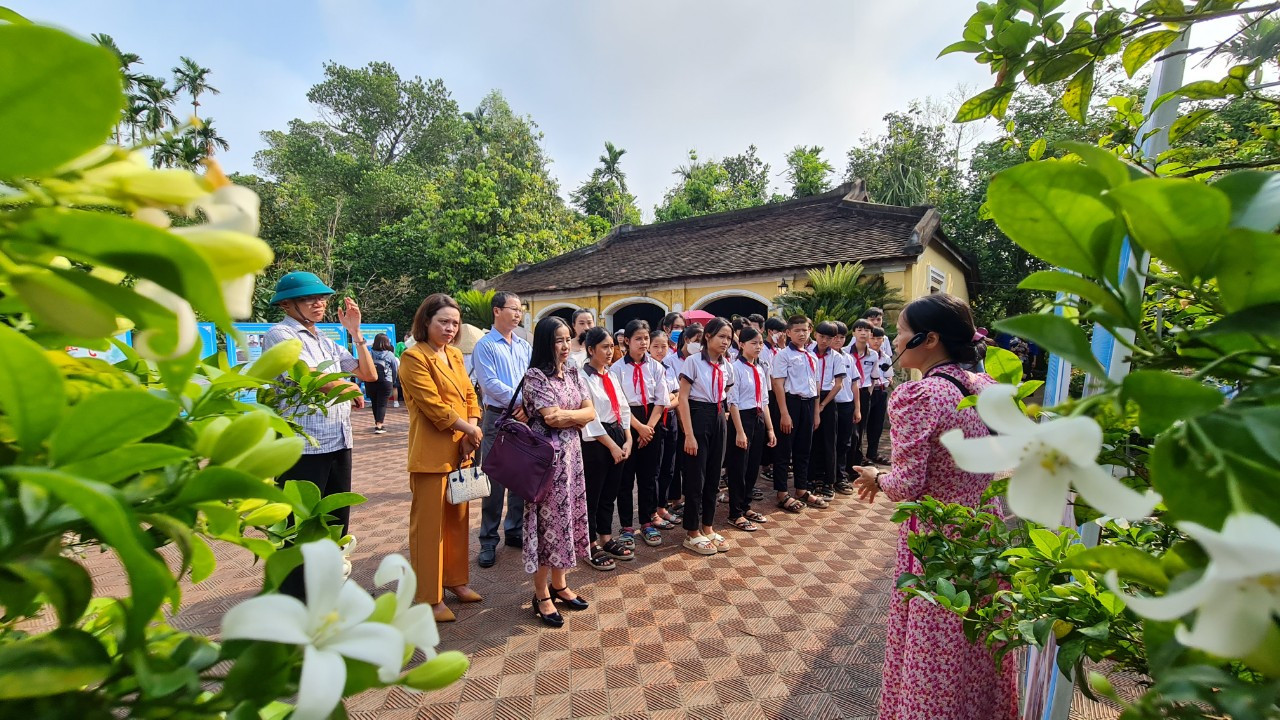 Du khách đến đây trải nghiệm những sản phẩm văn hóa, du lịch đặc sắc riêng của vùng quê xứ Quảng.