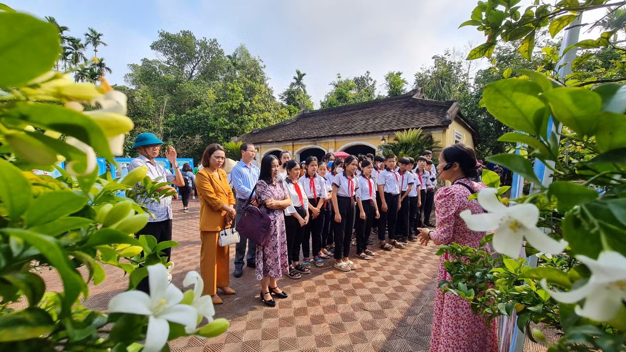 Du khách đến đây trải nghiệm những sản phẩm văn hóa, du lịch đặc sắc riêng của vùng quê xứ Quảng. Du khách đến đây trải nghiệm những sản phẩm văn hóa, du lịch đặc sắc riêng của vùng quê xứ Quảng.