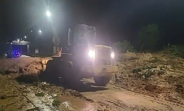 Lực lượng san gạt, hốt dọn khối lượng lớn đất tràn xuống đường, thông tuyến lúc 0h10 sáng nay