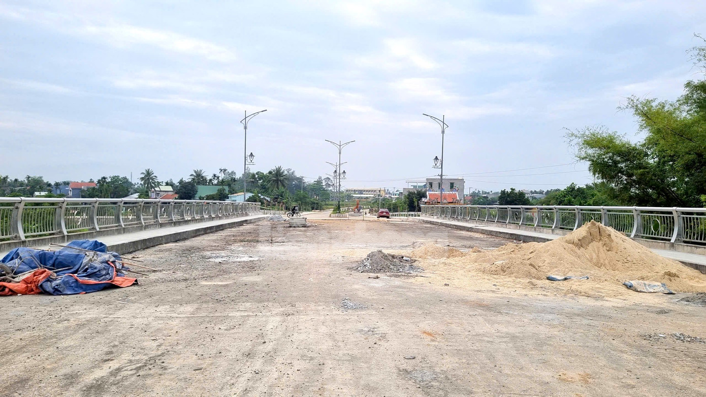 Vật liệu ngổn ngang trên công trình.