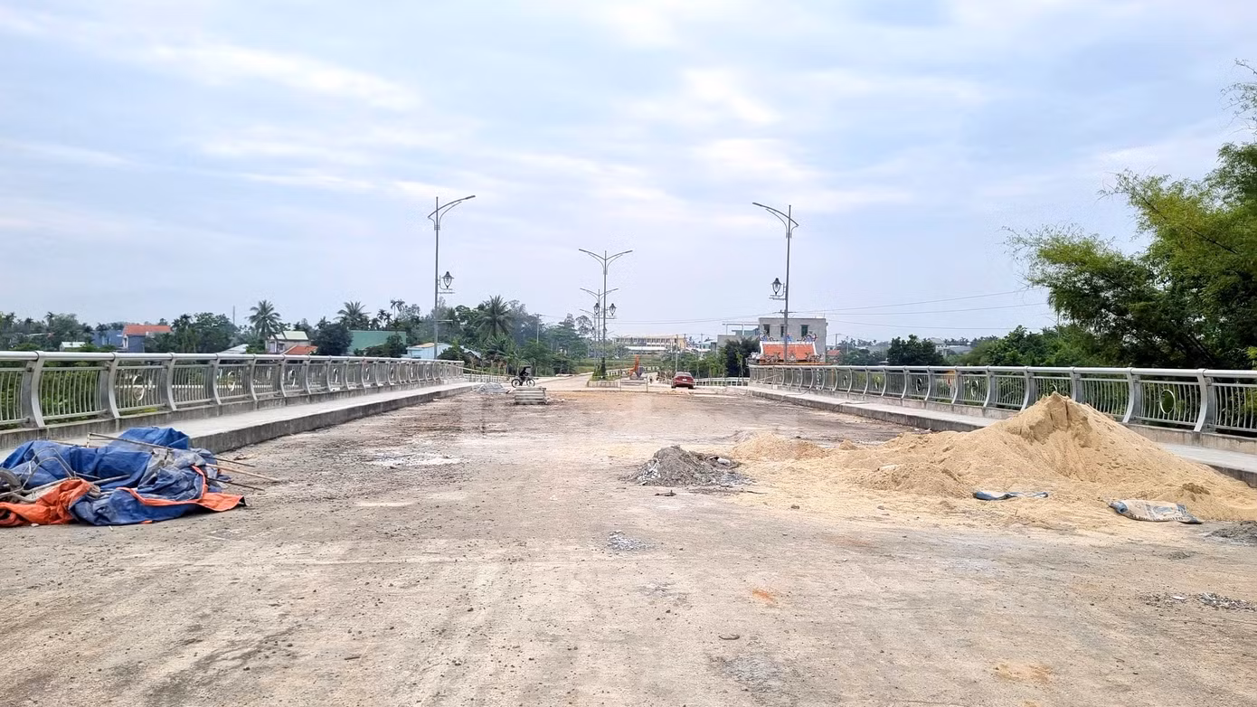 Vật liệu ngổn ngang trên công trình. Vật liệu ngổn ngang trên công trình.
