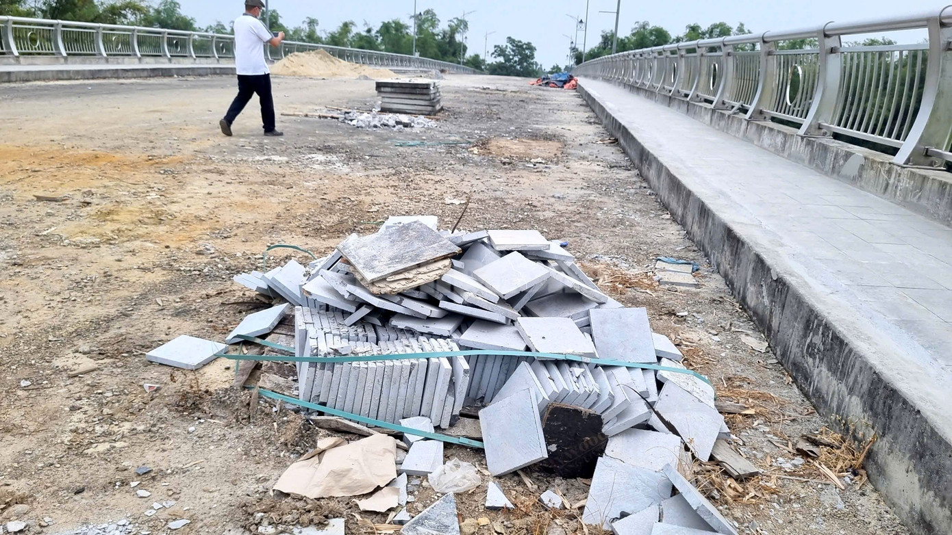 Vật liệu ngổn ngang trên công trình.