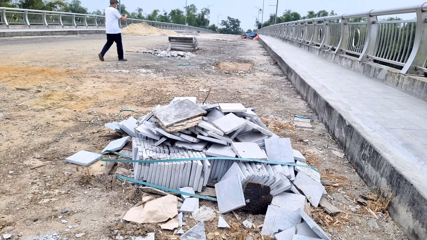Vật liệu ngổn ngang trên công trình. Vật liệu ngổn ngang trên công trình.