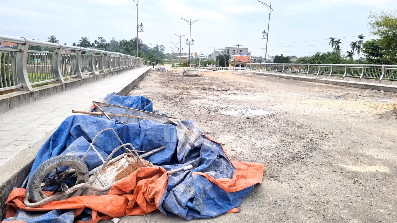 Vật liệu ngổn ngang trên công trình. Vật liệu ngổn ngang trên công trình.