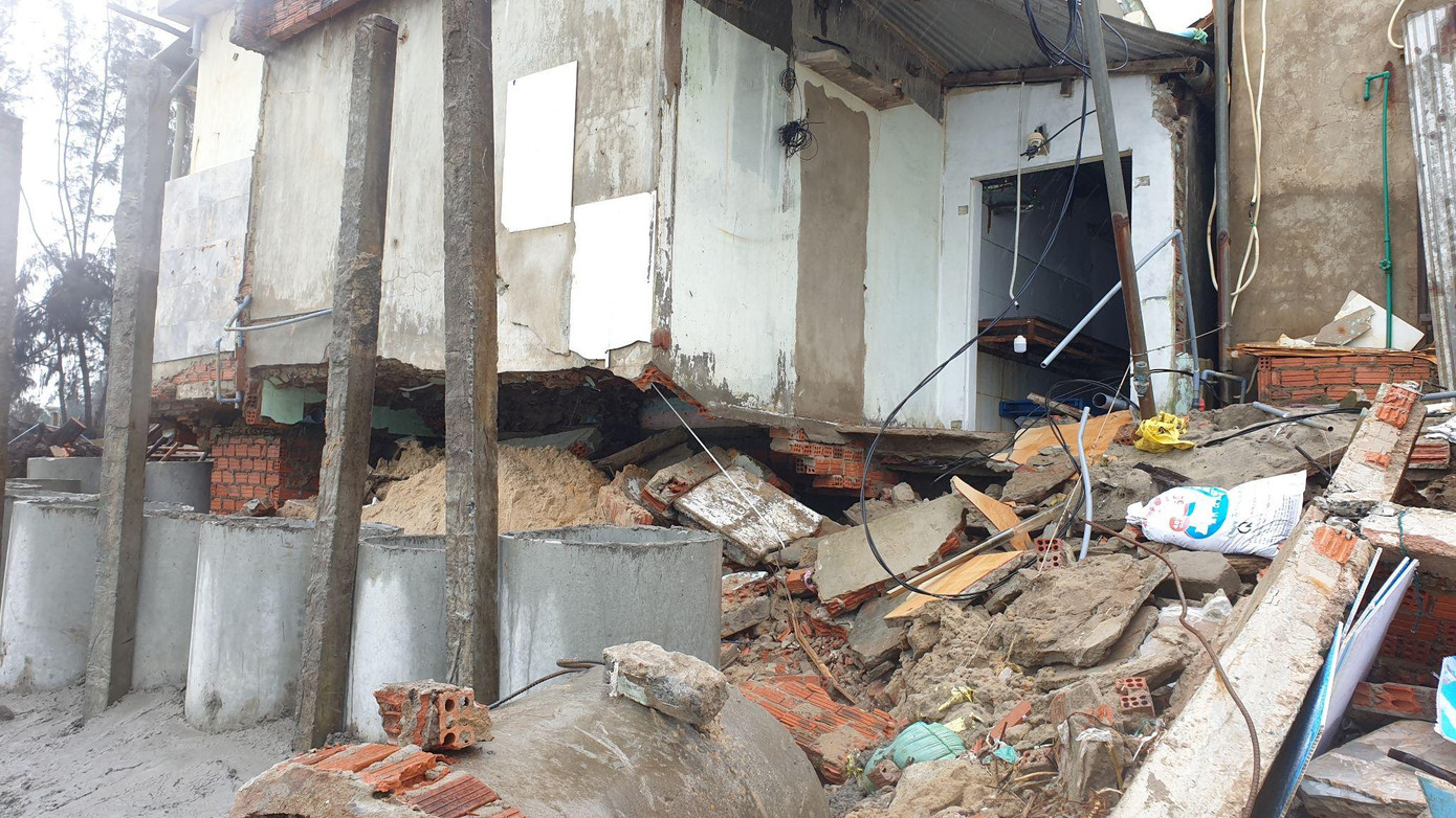 Sáng hôm sau khi trở về nhà, bàng hoàng chứng kiến cảnh tan hoang, 5 ngôi nhà nằm san sát của 5 anh em thì 4 nhà đã đổ sập. Nước biển khoét mạnh vào trong móng nhà, tạo thành hàm ếch sâu hoắm hơn 2 mét. Theo lãnh đạo phường Cẩm An, sau khi nắm bắt sự việc, chính quyền địa phương đã yêu cầu các hộ dân sơ tán đến nơi tránh trú an toàn. Đồng thời, đã báo cáo cấp trên sớm đưa ra phương án khắc phục tình trạng xói lở bờ biển.