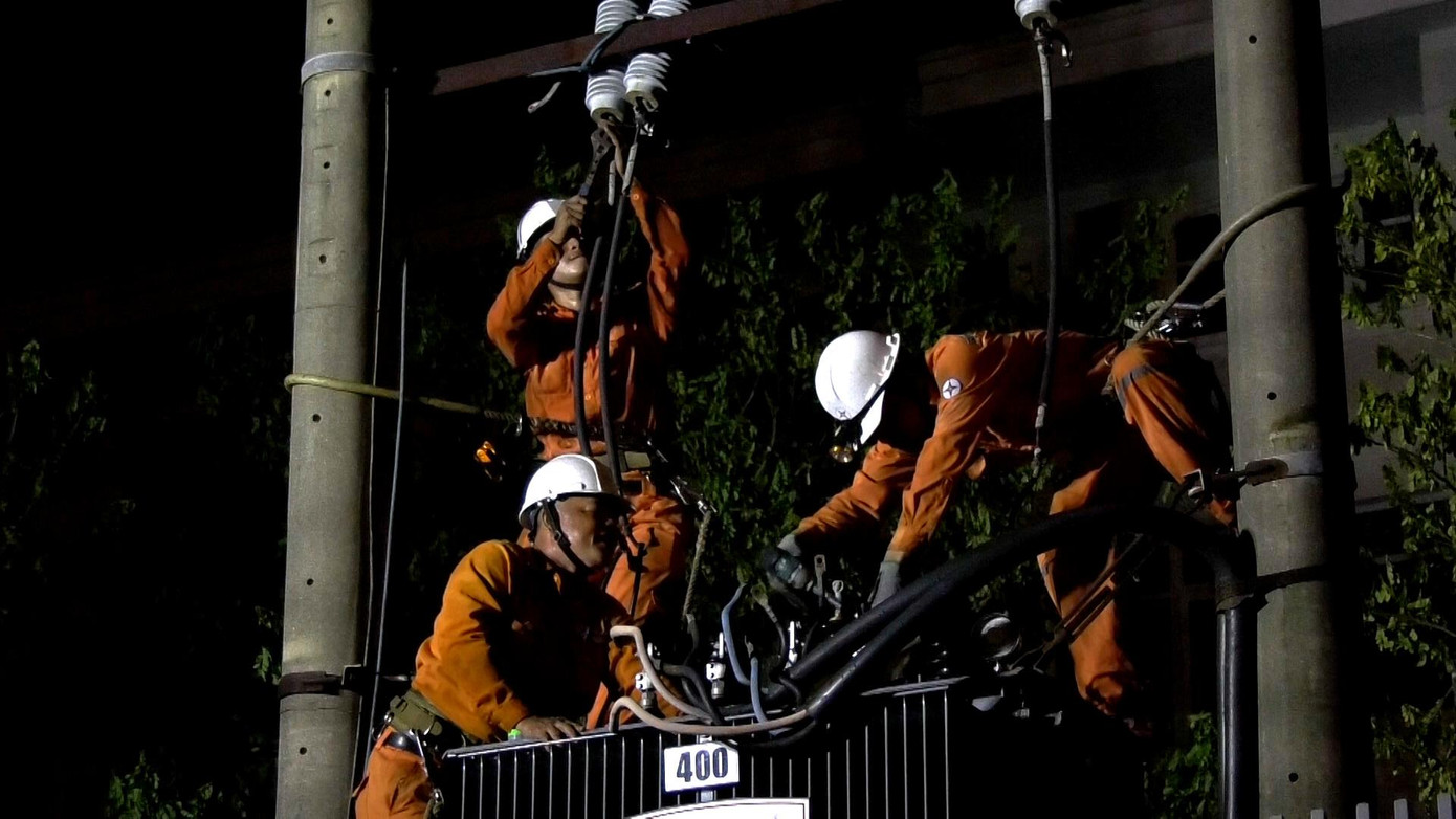 Xuyên đêm khắc phục sự cố điện do bão số 4 làm thiệt hại. Xuyên đêm khắc phục sự cố điện do bão số 4 làm thiệt hại.