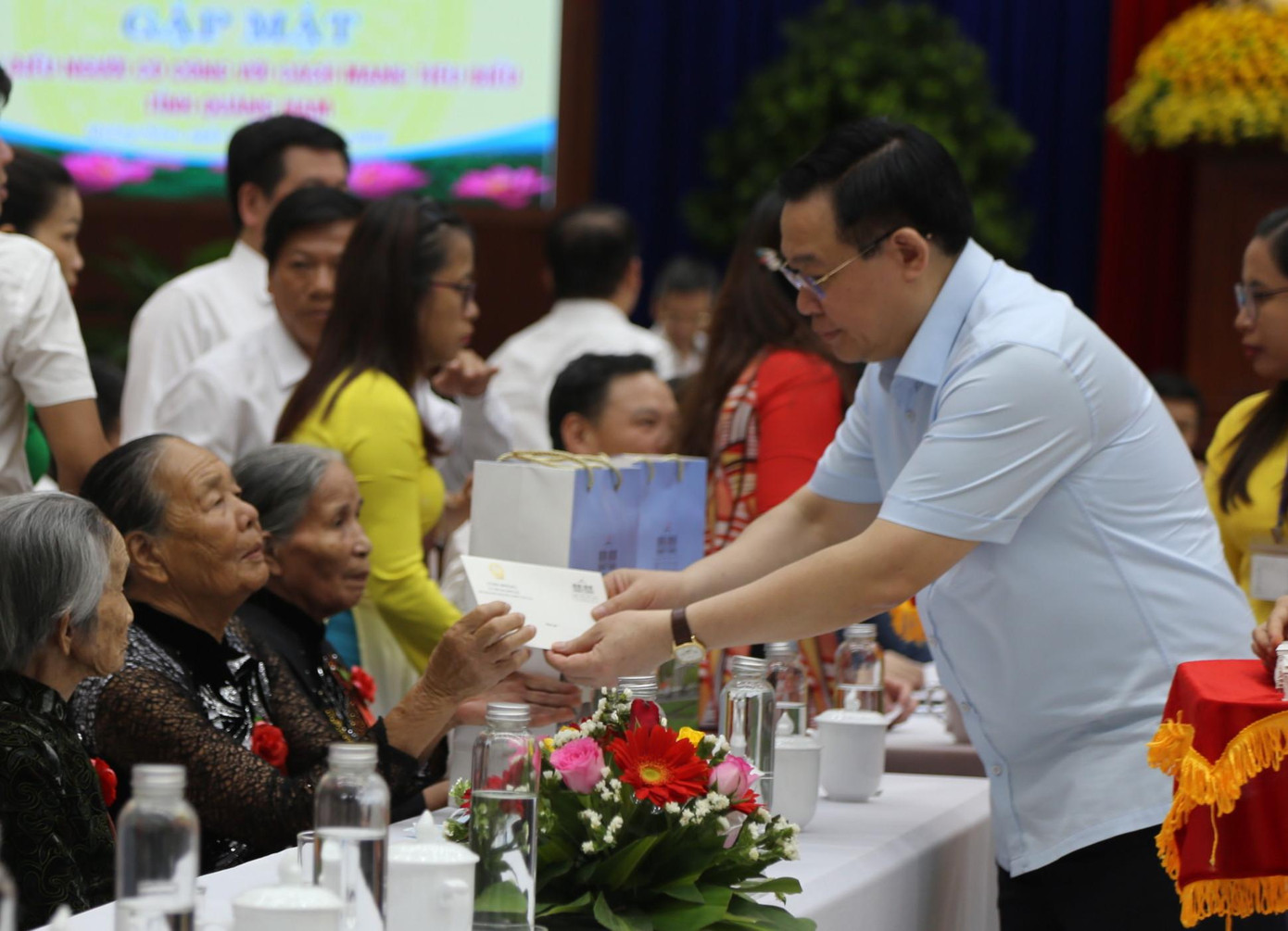 Chủ tịch Quốc hội Vương Đình Huệ tặng quà đại biểu dự lễ.