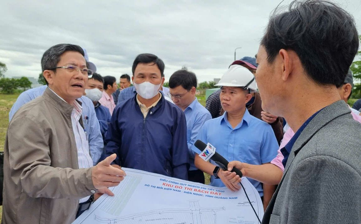 Ông Trần Nam Hưng, Phó Chủ tịch UBND tỉnh Quảng Nam (bìa trái) kiểm tra hiện trường 3 dự án của Công ty CP Bách Đạt An. Ảnh: Hoài Văn