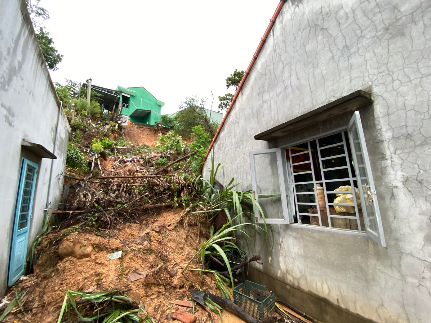 Sạt lở đe doạ đời sống người dân.