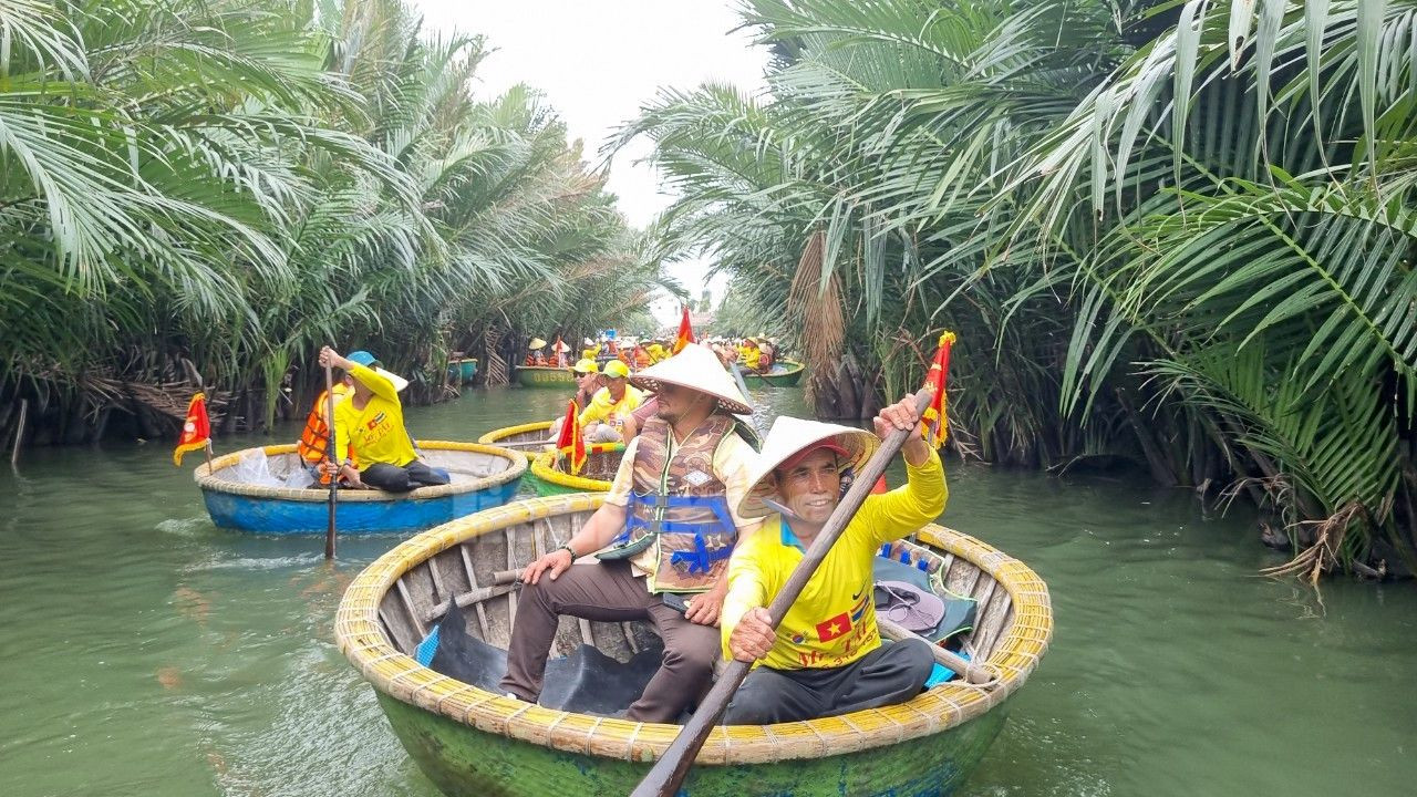 Các tuyến đường sông quanh khu vực rừng dừa luôn đông kín khách. Ông Đoàn Phước Tài, chủ cơ sở Mr Tai’s Coconut Tour cho hay đầu năm là thời điểm bùng nổ đón khách tham quan, nhất là khách quốc tế. 100 thúng chai phục vụ du khách của cơ sở sử dụng hết công suất, phục vụ khoảng 700 du khách mỗi ngày. Các tuyến đường sông quanh khu vực rừng dừa luôn đông kín khách. Ông Đoàn Phước Tài, chủ cơ sở Mr Tai’s Coconut Tour cho hay đầu năm là thời điểm bùng nổ đón khách tham quan, nhất là khách quốc tế. 100 thúng chai phục vụ du khách của cơ sở sử dụng hết công suất, phục vụ khoảng 700 du khách mỗi ngày.