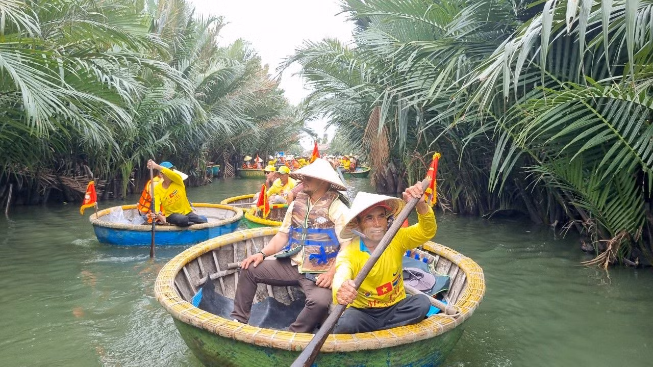 Các tuyến đường sông quanh khu vực rừng dừa luôn đông kín khách. Ông Đoàn Phước Tài, chủ cơ sở Mr Tai’s Coconut Tour cho hay đầu năm là thời điểm bùng nổ đón khách tham quan, nhất là khách quốc tế. 100 thúng chai phục vụ du khách của cơ sở sử dụng hết công suất, phục vụ khoảng 700 du khách mỗi ngày. Các tuyến đường sông quanh khu vực rừng dừa luôn đông kín khách. Ông Đoàn Phước Tài, chủ cơ sở Mr Tai’s Coconut Tour cho hay đầu năm là thời điểm bùng nổ đón khách tham quan, nhất là khách quốc tế. 100 thúng chai phục vụ du khách của cơ sở sử dụng hết công suất, phục vụ khoảng 700 du khách mỗi ngày.