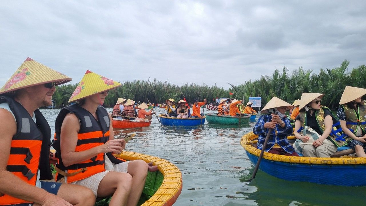 Các tuyến đường sông quanh khu vực rừng dừa luôn đông kín khách. Ông Đoàn Phước Tài, chủ cơ sở Mr Tai’s Coconut Tour cho hay đầu năm là thời điểm bùng nổ đón khách tham quan, nhất là khách quốc tế. 100 thúng chai phục vụ du khách của cơ sở sử dụng hết công suất, phục vụ khoảng 700 du khách mỗi ngày. Các tuyến đường sông quanh khu vực rừng dừa luôn đông kín khách. Ông Đoàn Phước Tài, chủ cơ sở Mr Tai’s Coconut Tour cho hay đầu năm là thời điểm bùng nổ đón khách tham quan, nhất là khách quốc tế. 100 thúng chai phục vụ du khách của cơ sở sử dụng hết công suất, phục vụ khoảng 700 du khách mỗi ngày.