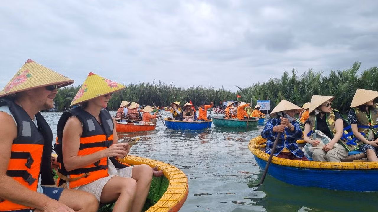 Các tuyến đường sông quanh khu vực rừng dừa luôn đông kín khách. Ông Đoàn Phước Tài, chủ cơ sở Mr Tai’s Coconut Tour cho hay đầu năm là thời điểm bùng nổ đón khách tham quan, nhất là khách quốc tế. 100 thúng chai phục vụ du khách của cơ sở sử dụng hết công suất, phục vụ khoảng 700 du khách mỗi ngày. Các tuyến đường sông quanh khu vực rừng dừa luôn đông kín khách. Ông Đoàn Phước Tài, chủ cơ sở Mr Tai’s Coconut Tour cho hay đầu năm là thời điểm bùng nổ đón khách tham quan, nhất là khách quốc tế. 100 thúng chai phục vụ du khách của cơ sở sử dụng hết công suất, phục vụ khoảng 700 du khách mỗi ngày.