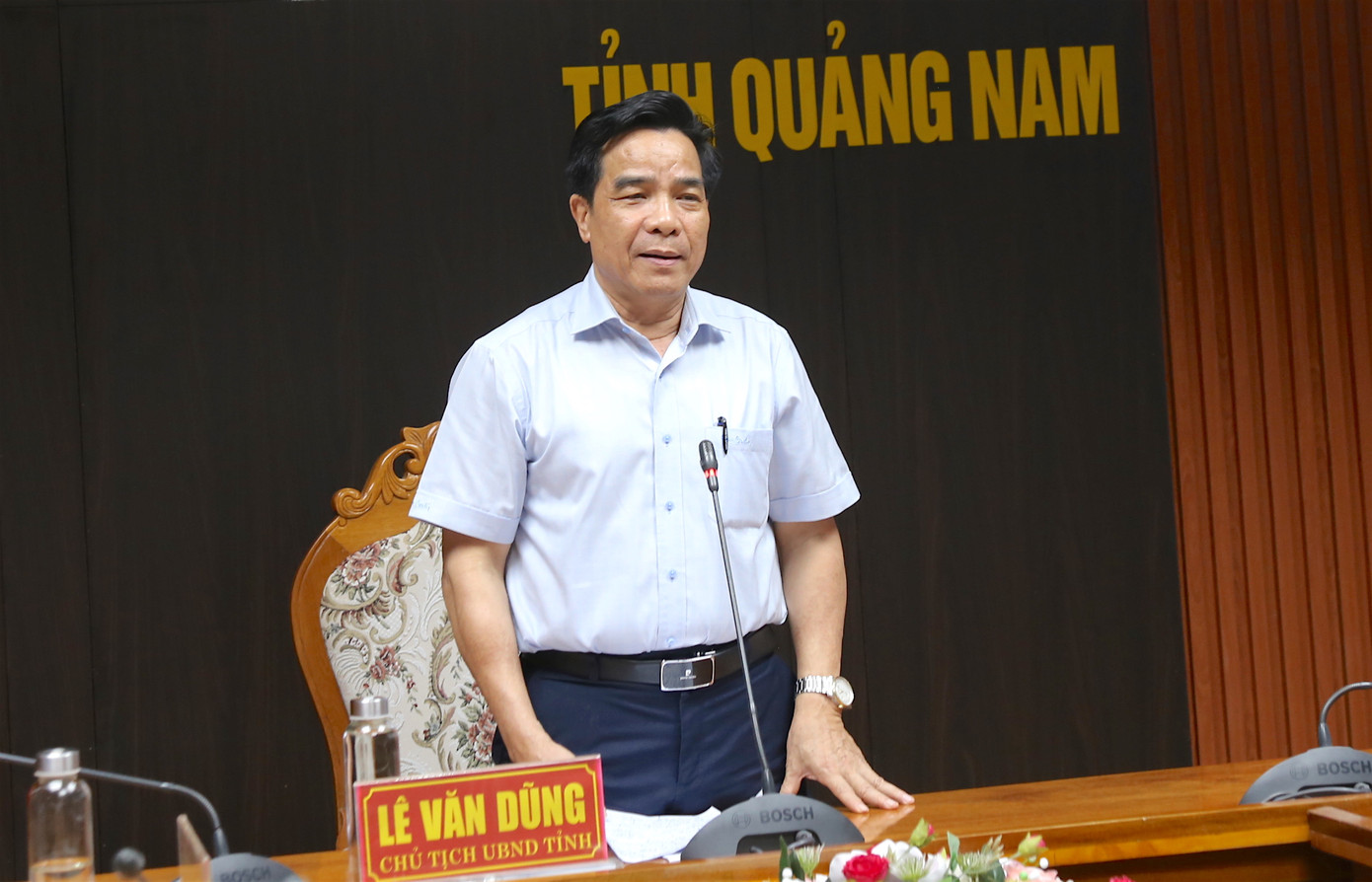 Chủ tịch UBND tỉnh Quảng Nam Lê Văn Dũng chủ trì cuộc họp khẩn về ứng phó với bão Trà Mi.