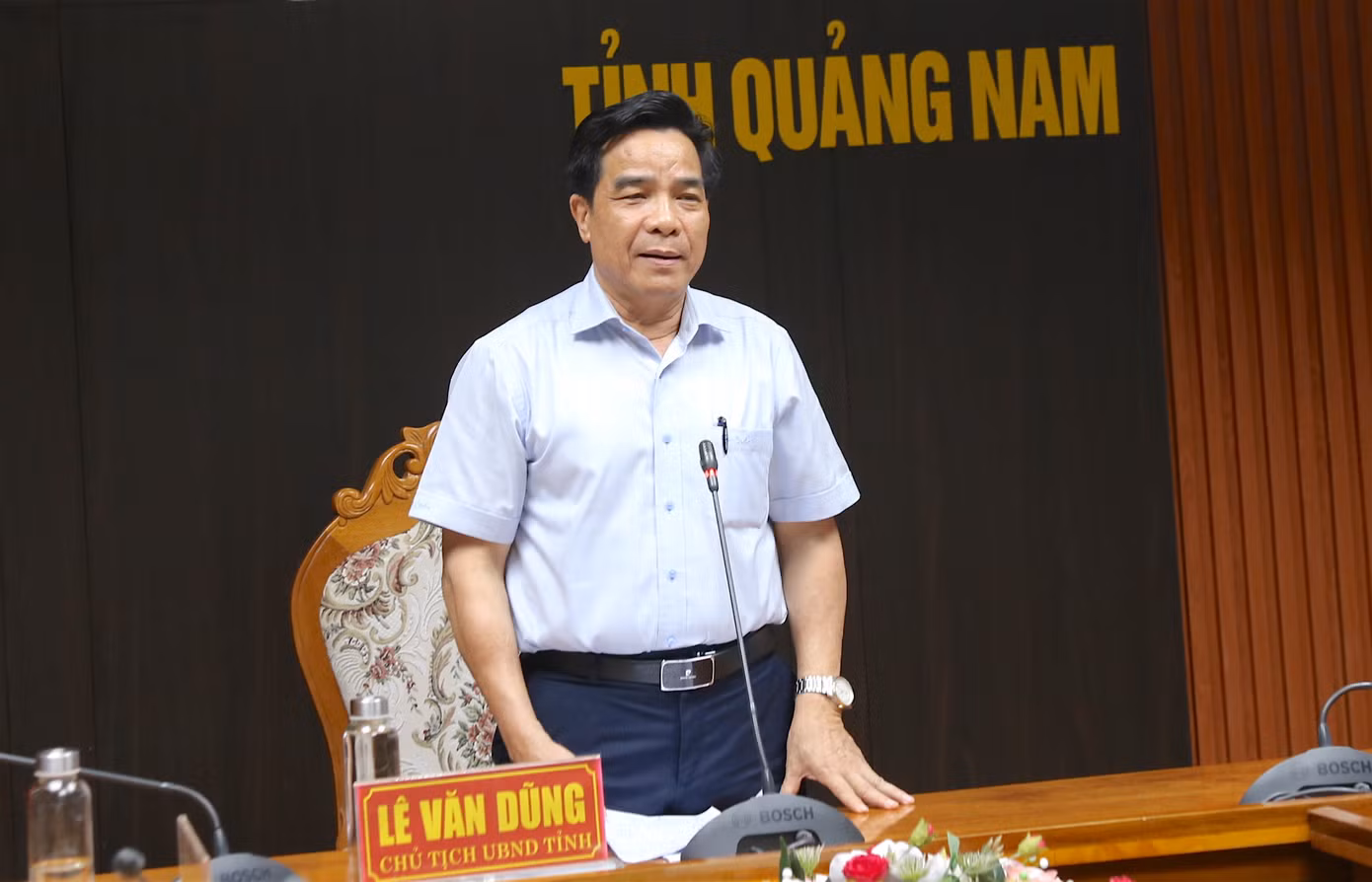 Chủ tịch UBND tỉnh Quảng Nam Lê Văn Dũng chủ trì cuộc họp khẩn về ứng phó với bão Trà Mi.