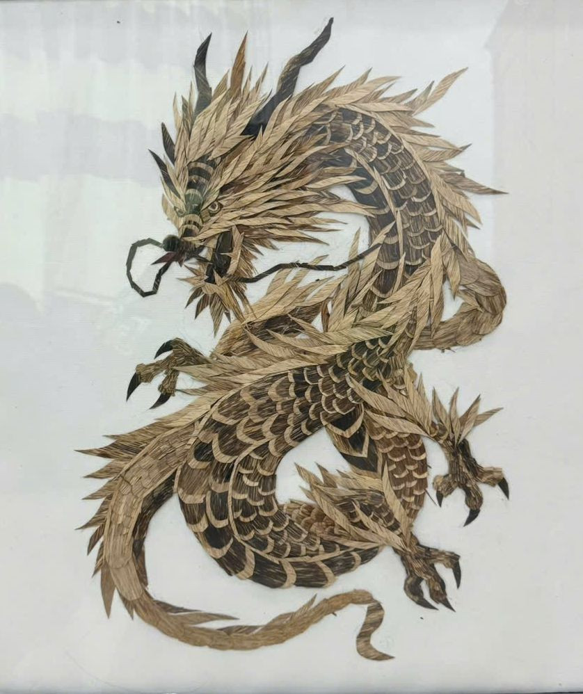 Những thớ trầm được dát mỏng, nhỏ, dùng keo gắn lên theo những phác thảo tranh trước đó. Những thớ trầm được dát mỏng, nhỏ, dùng keo gắn lên theo những phác thảo tranh trước đó.