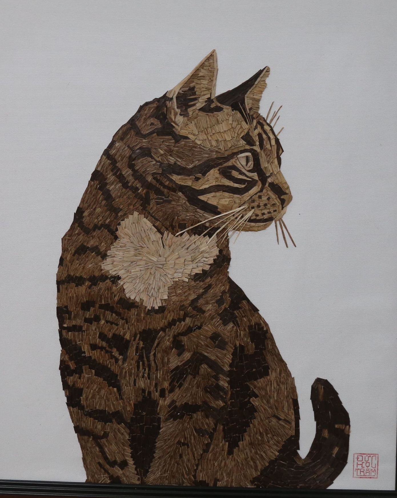 Những thớ trầm được dát mỏng, nhỏ, dùng keo gắn lên theo những phác thảo tranh trước đó. Những thớ trầm được dát mỏng, nhỏ, dùng keo gắn lên theo những phác thảo tranh trước đó.