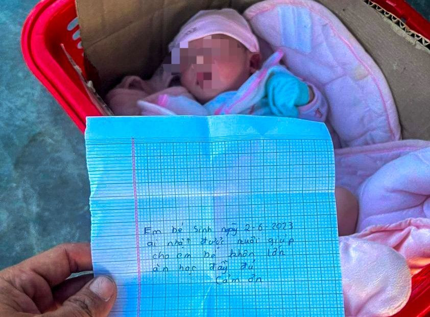 Bé trai được người dân phát hiện trong giỏ đựng đồ đặt ở bên đường kèm tờ giấy nhờ nuôi giúp. Bé trai được người dân phát hiện trong giỏ đựng đồ đặt ở bên đường kèm tờ giấy nhờ nuôi giúp.