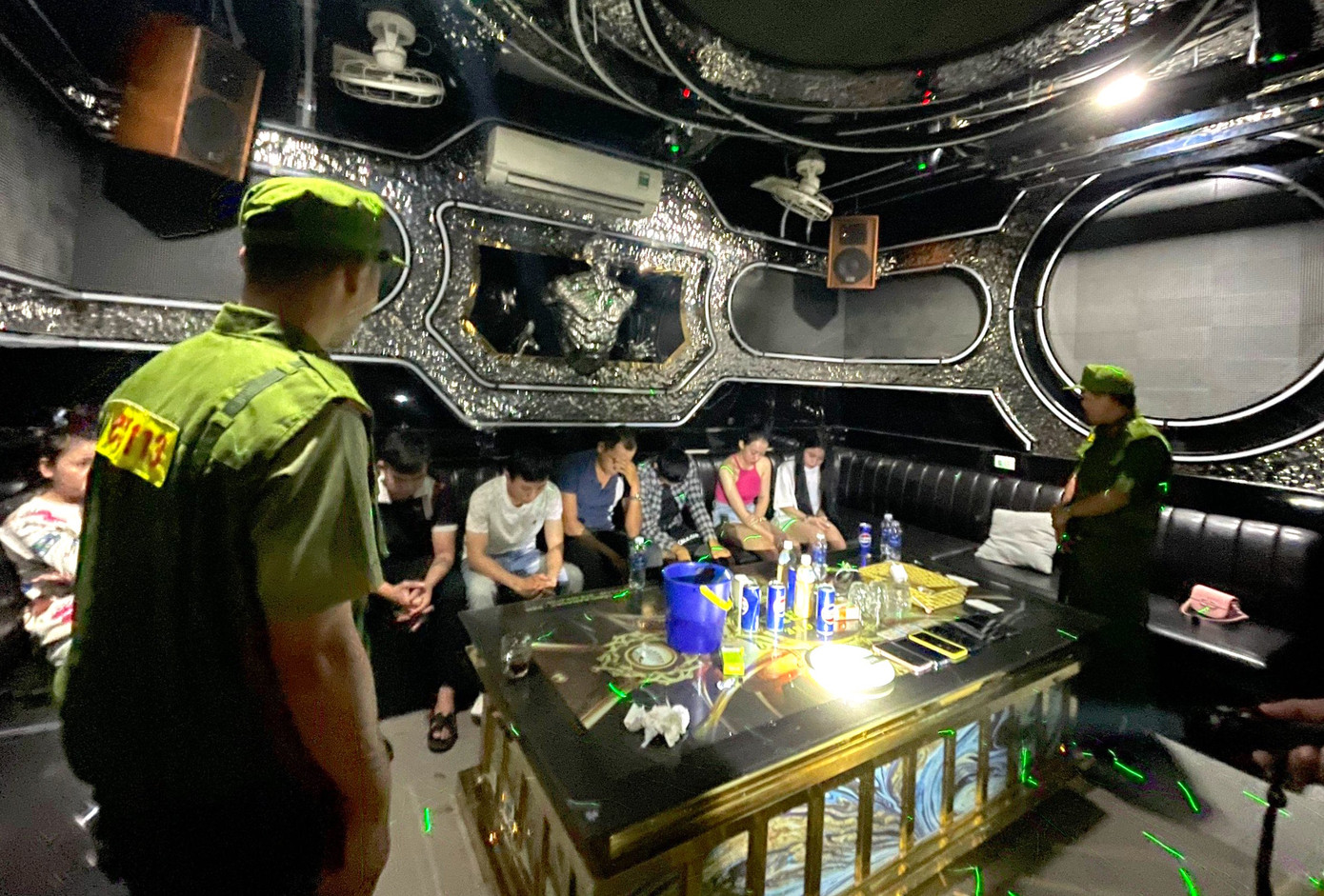 4 cặp nam, nữ đang 'phê' ma túy tại quán karaoke. Ảnh CACC