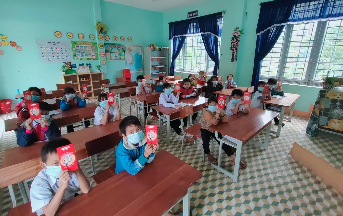 Mỗi bao lì xì với 5.000 đồng tiền mới. “Số tiền không nhiều nhưng hy vọng các em có được niềm vui, may mắn trong ngày đầu năm, khích lệ các em trên chặng đường tìm con chữ”, thầy Vỹ chia sẻ.