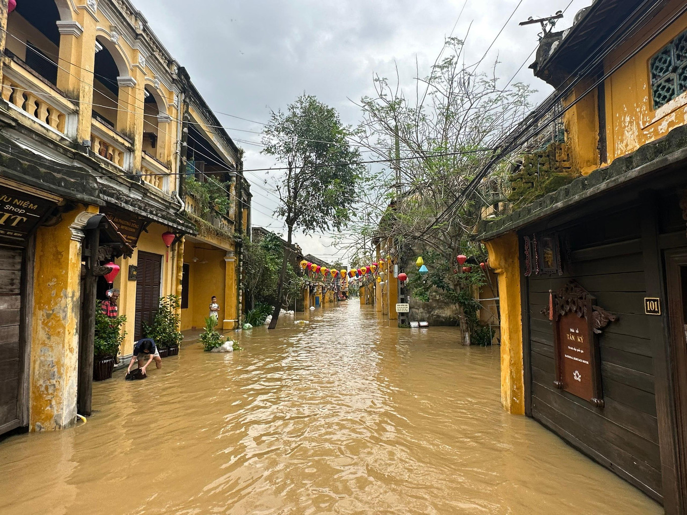 Phố cổ Hội An lại "gánh" thêm trận lụt cuối năm. Phố cổ Hội An lại "gánh" thêm trận lụt cuối năm.