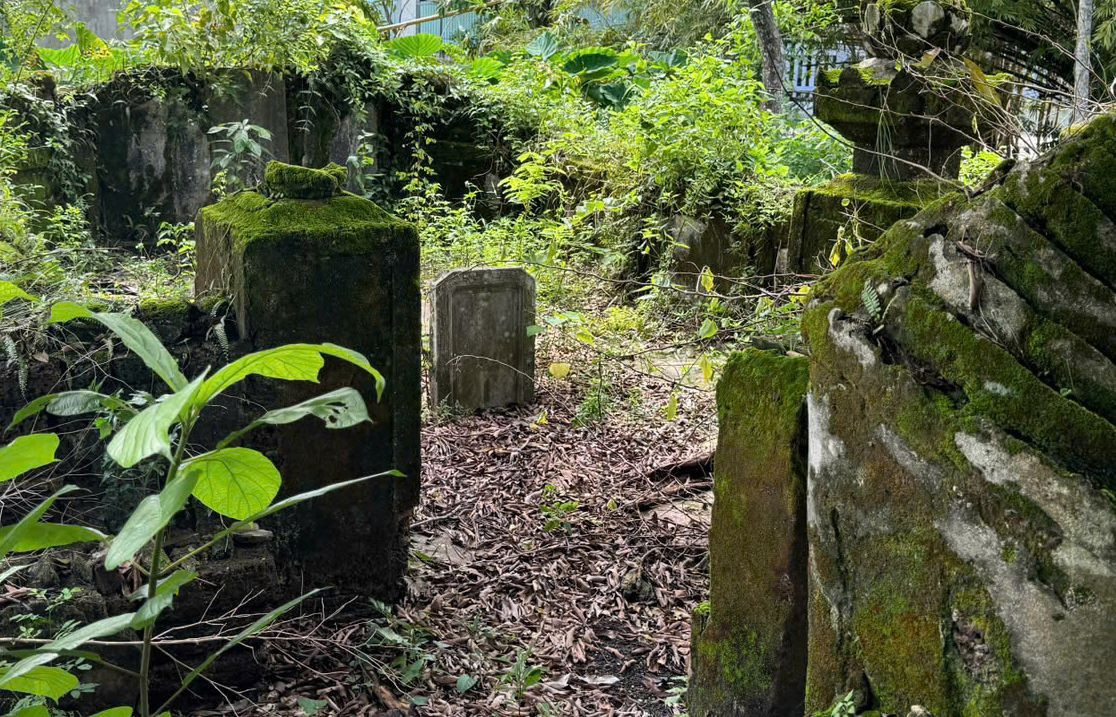 Tỉnh Quảng Nam không thống nhất với đề nghị của bà Nghiêm Thị Hằng về việc khai quật ngôi mộ cổ có minh bia năm 1850. Tỉnh Quảng Nam không thống nhất với đề nghị của bà Nghiêm Thị Hằng về việc khai quật ngôi mộ cổ có minh bia năm 1850.