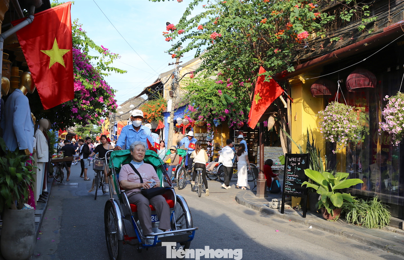 Du khách dạo bước ngắm nhìn phố cổ, ngồi xích lô dọc các tuyến phố. Ảnh: Hoài Văn