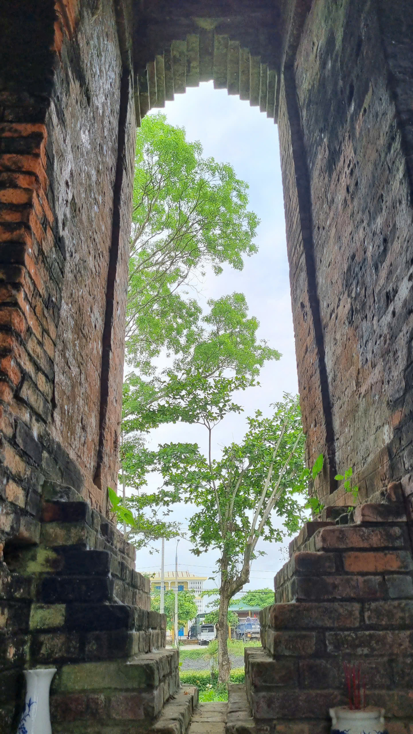 Hai bên tiền sảnh có hai cửa phụ (năm 1940 được trùng tu thành hai cửa sổ).