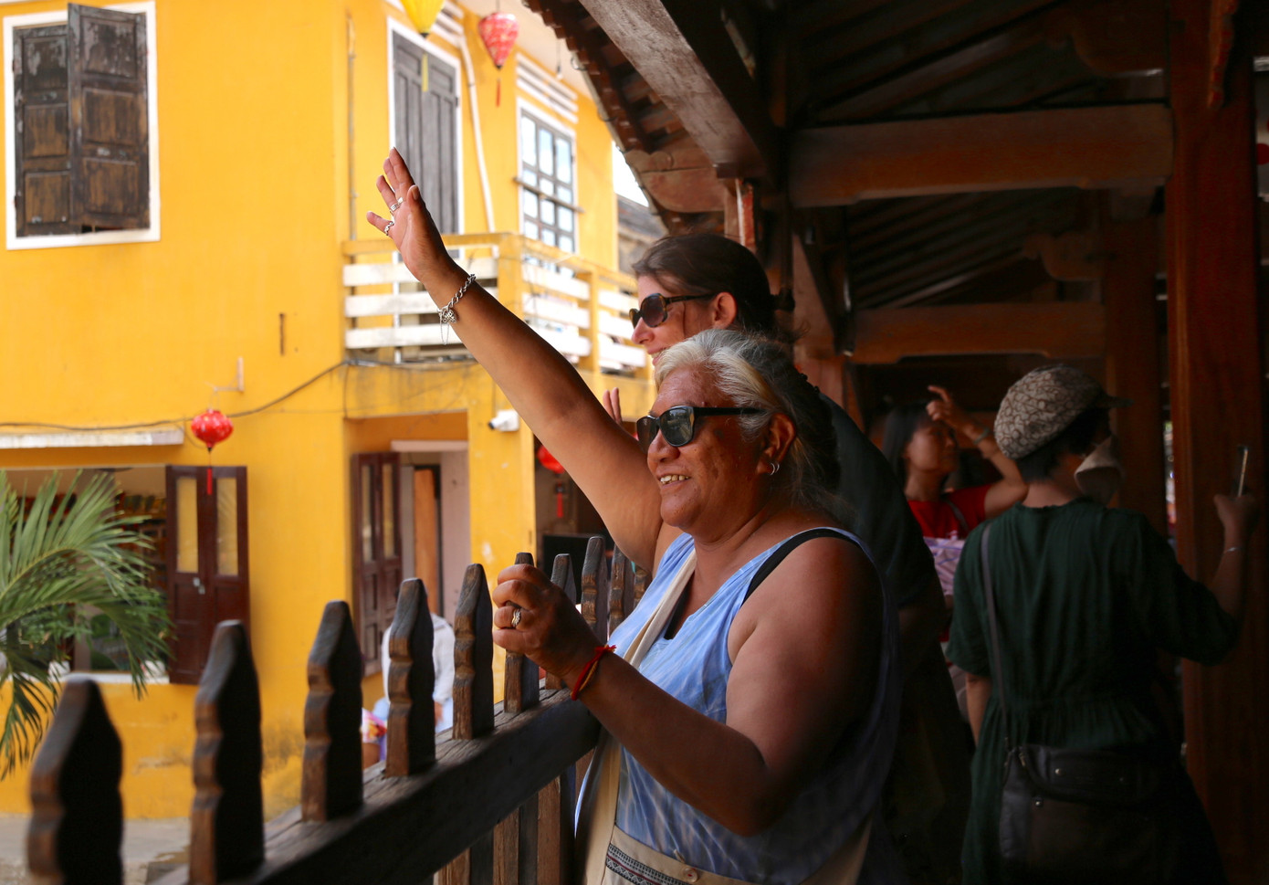 Du khách ngỡ ngàng, tò mò khi nhìn thấy Chùa Cầu trong diện mạo mới.