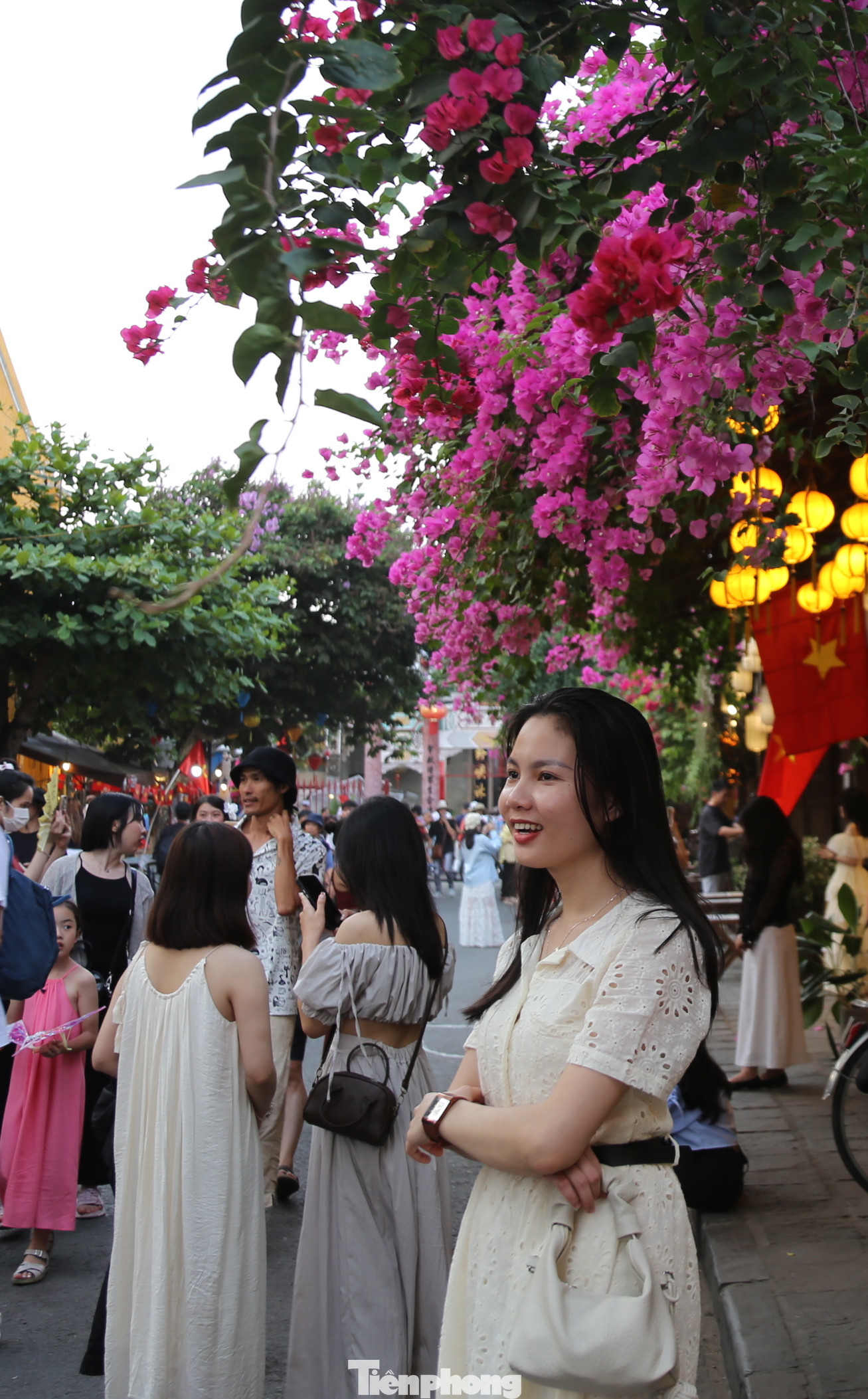 Hoa giấy gây thương nhớ cho những bạn trẻ đến phố cổ những ngày tháng 5. Ảnh: Hoài Văn Hoa giấy gây thương nhớ cho những bạn trẻ đến phố cổ những ngày tháng 5. Ảnh: Hoài Văn