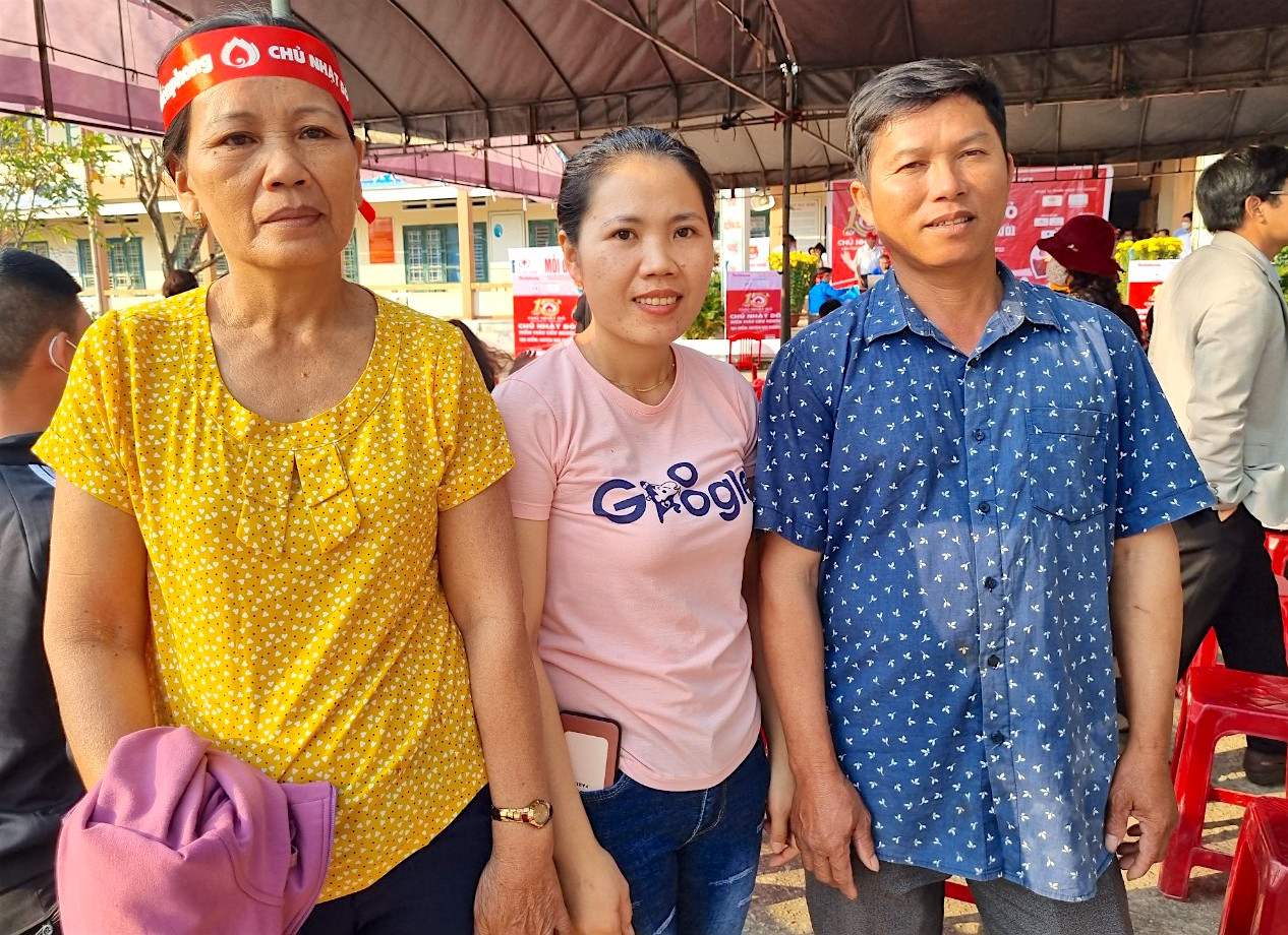 Bà Huỳnh Thị Hạnh cùng con trai Võ Tấn Vương và Võ Thị Thu Hà tại Ngày hội Chủ nhật đỏ.