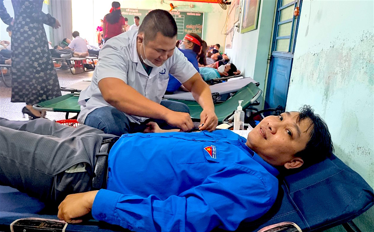 Phó Bí thư Huyện Đoàn Núi Thành Phan Thanh Trung lần đầu được tham gia chương trình Chủ nhật Đỏ. Anh chia sẻ cảm thấy rất vui khi tham gia một chương trình đầy ý nghĩa.