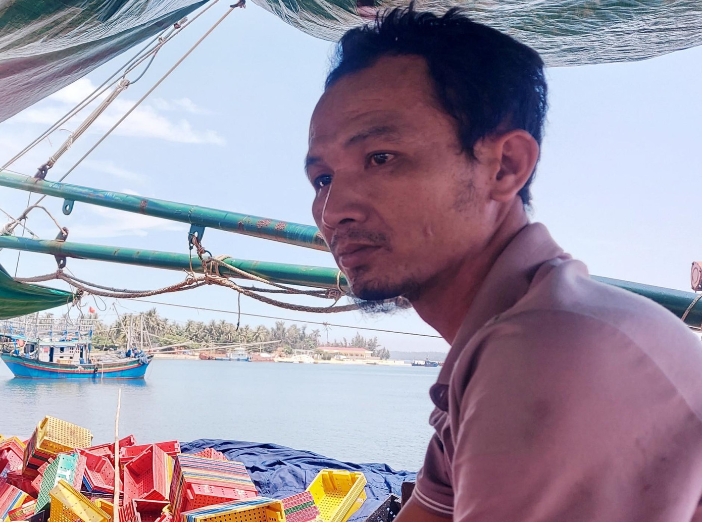 Ngư dân Huỳnh Ngọc Vũ (ở thôn Sâm Linh Đông, xã Tam Quang, huyện Núi Thành, Quảng Nam) buồn rầu khi giá dầu liên tục tăng, chuyện ra khơi ngày càng khó khăn.