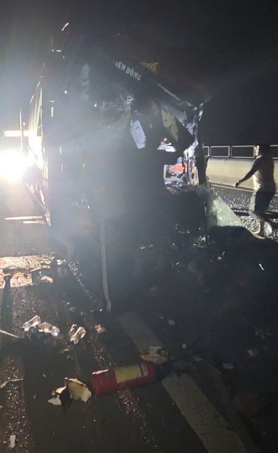 Đồ đạc đổ vỡ, người rơi từ giường ngủ tầng 2 xuống sàn sau cú va chạm.