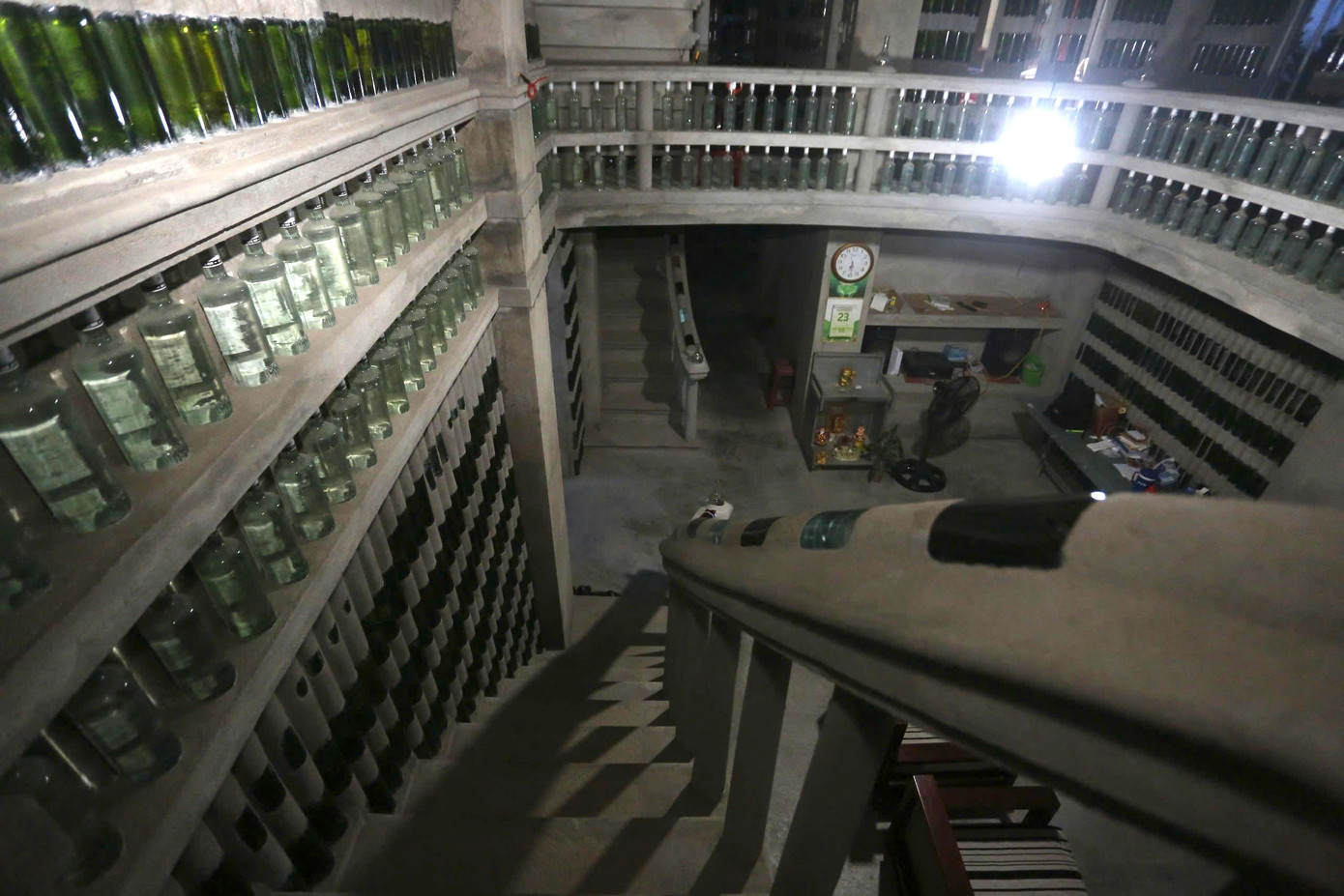 Những vỏ chai thủy tinh được ông nhặt về, rửa sạch, đổ đầy nước vào bên trong rồi đậy nắp. Vỏ chai được kết hợp với vôi vữa để xây những bức tường, hoặc xếp dọc thành cầu thang, trang trí nhiều bộ phận khác trong ngôi nhà.