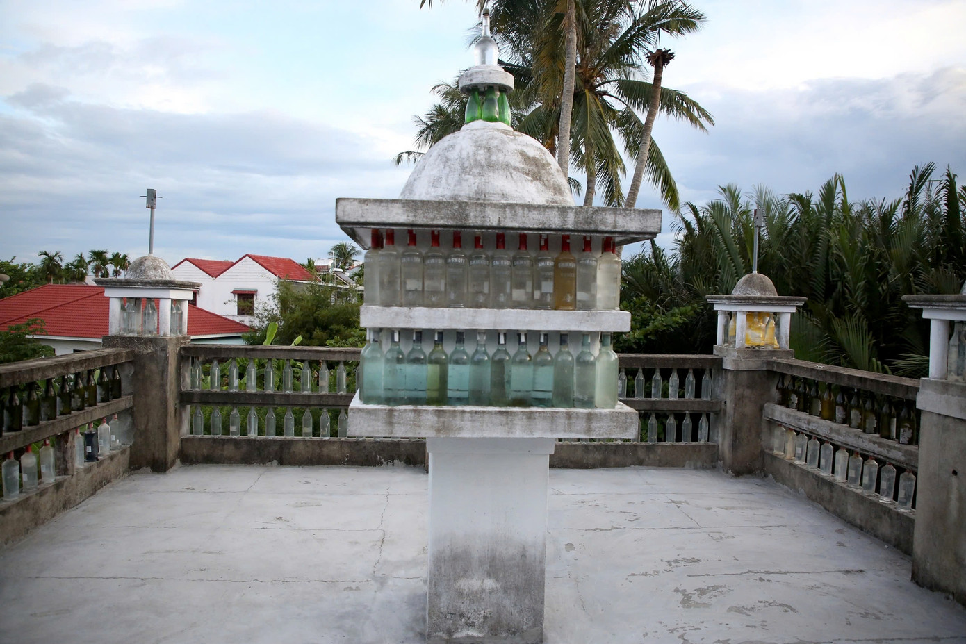 Tầng thượng được thiết kế độc lạ với vỏ chai thủy tinh.