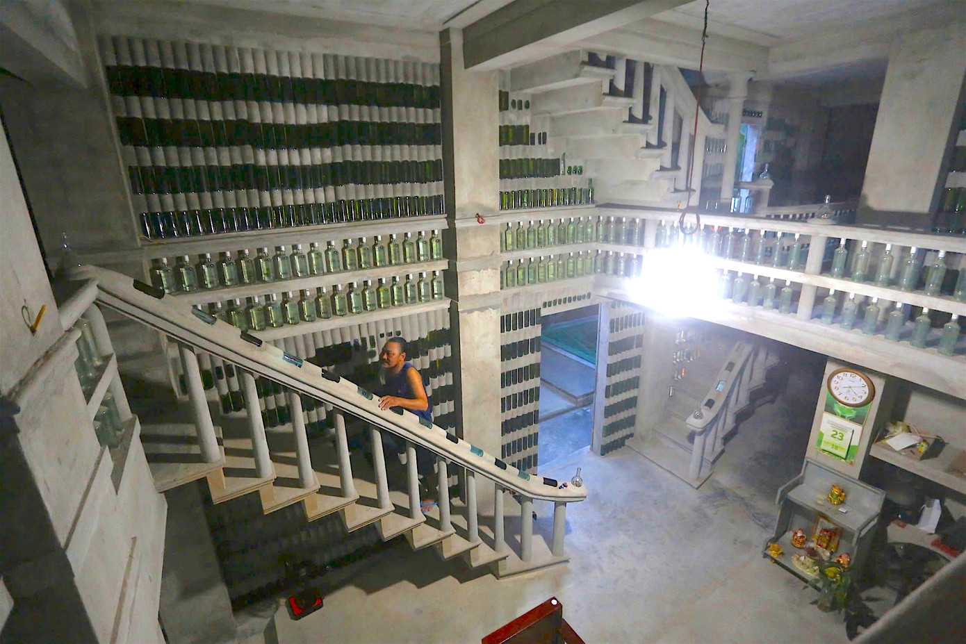 Ngôi nhà 2 tầng được xây bằng vỏ chai của ông Nguyễn Hoàng Linh (49 tuổi, ở Cẩm Thanh, TP. Hội An, Quảng Nam) khiến người xem ấn tượng.