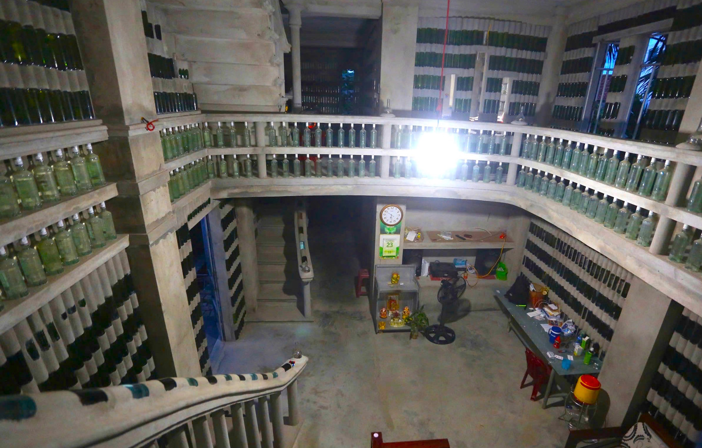 Ngôi nhà 2 tầng rộng 5m, dài 18m do tự tay ông Linh tự thiết kế và xây dựng bằng vốn kinh nghiệm thợ xây của mình. Công trình gồm 3 phòng ngủ, 1 phòng khách, 1 phòng bếp và 1 sân thượng được xây bằng hàng chục nghìn vỏ chai.