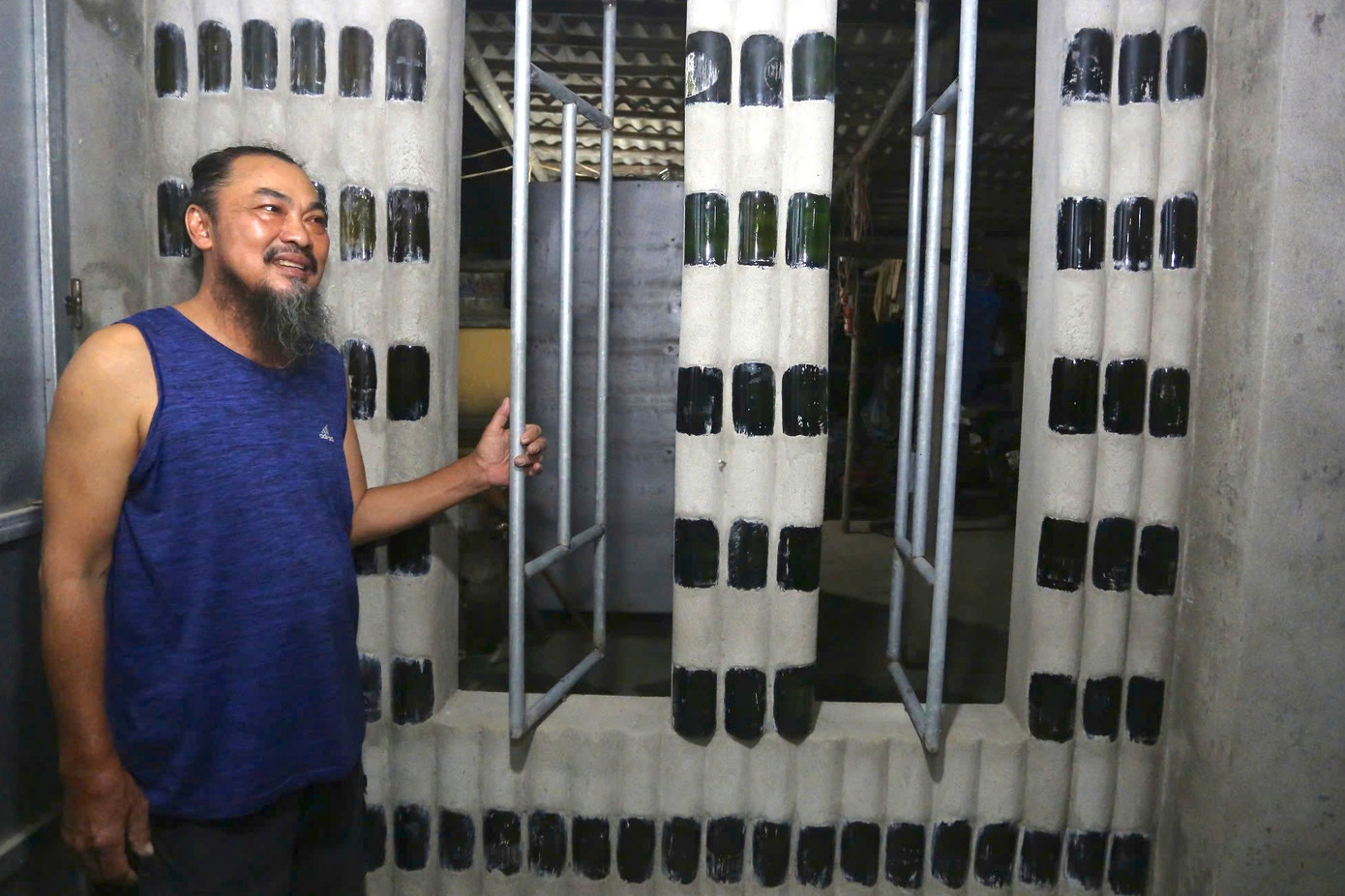 Ông cho hay, công trình này khởi công từ cuối năm 2006. Khi thấy nhiều hàng quán vứt bỏ vỏ chai nên ý tưởng xây nhà bằng vật liệu đặc biệt này nảy sinh.