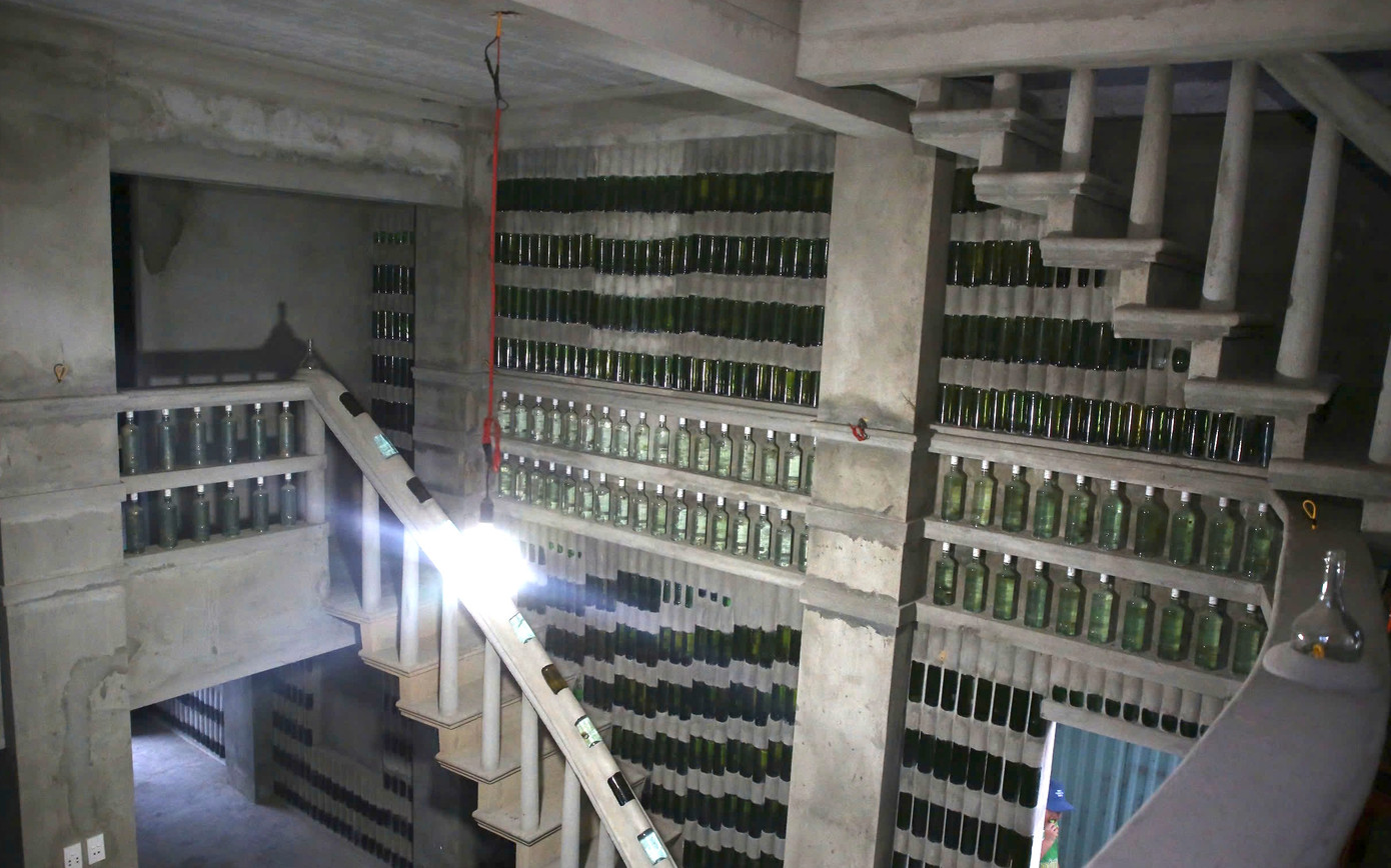 Theo ông Linh, việc đổ nước vào chai để cách nhiệt, giúp ngôi nhà mát mẻ và không bị vỡ trong thời tiết nắng nóng mùa hè, cũng không co giãn khi thời tiết thay đổi...