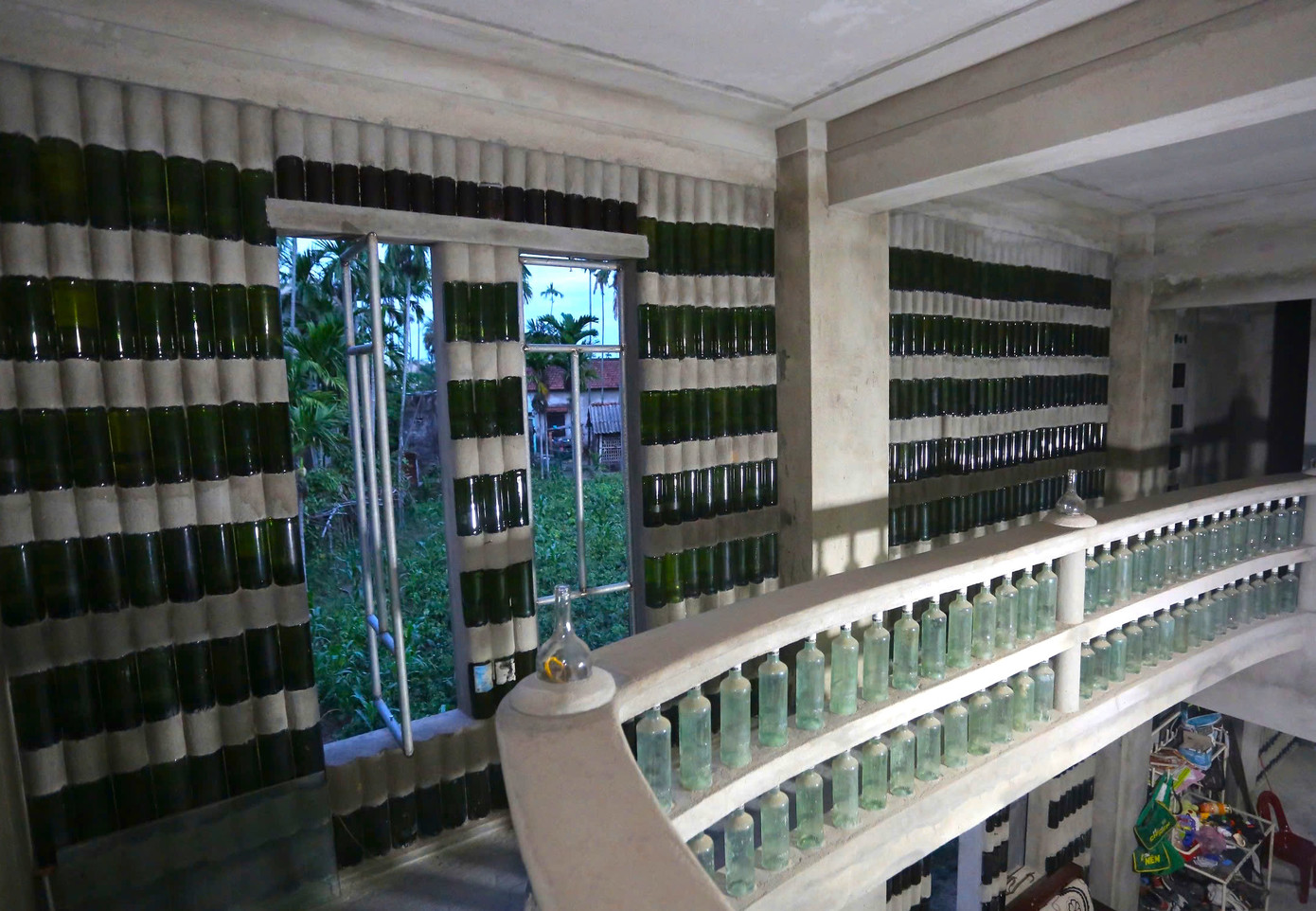 Ngôi nhà được ông cần mẫn thu gom hàng chục nghìn vỏ chai thủy tinh để xây dựng.