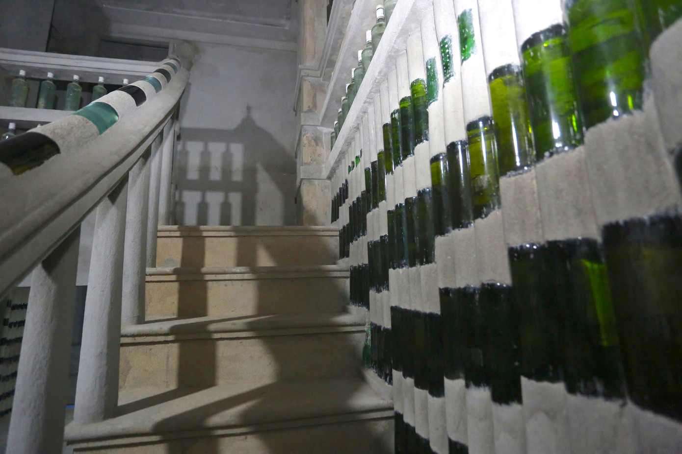 Vỏ chai thủy tinh được dùng để xây tường, trụ, thành cầu thang...