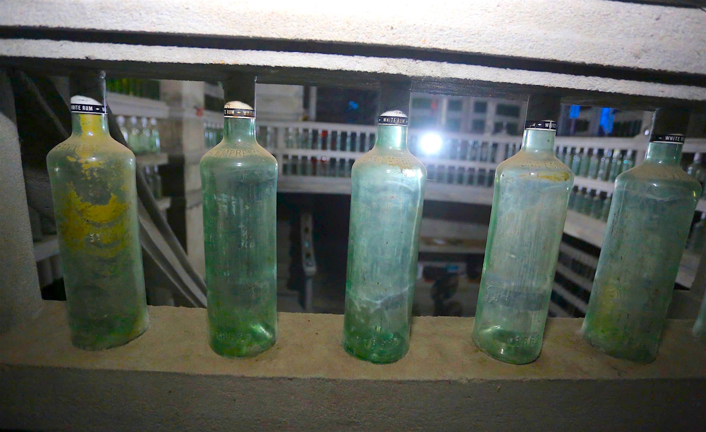 Những chiếc vỏ chai bị vứt bỏ được ông nhặt về làm vật liệu đặc biệt để xây nhà.