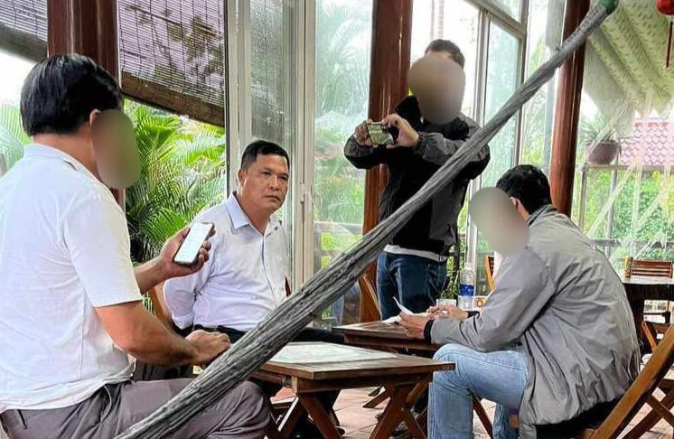 Công an bắt quả tang Đặng Ngọc Bảo đang nhận tiền của doanh nghiệp. (Ảnh CA)