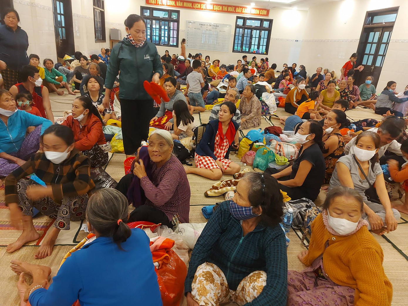 Chính quyền Quảng Nam yêu cầu di dời toàn bộ người dân ở vùng nguy hiểm đến nơi an toàn.