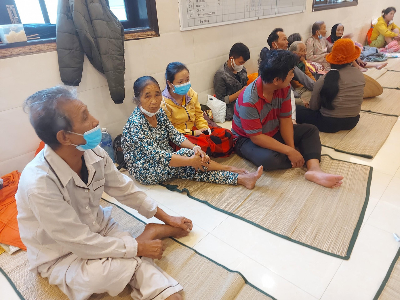 Ngoài di dời xen ghép tại những nhà dân kiên cố, người dân được đưa đến các khu trú bão tập trung.